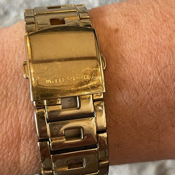 GLISTENING GUESS WATCH…WINNING GIFT FOR SELF OR OCCASION!👍⭐️❤️ - Picture 8 of 12